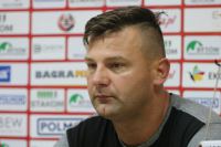 Tomasz Mikołajczak z Chojniczanki przepytany w &bdquo;Sportowym Weekendzie&rdquo; z pomocą jego kolegów z boiska
