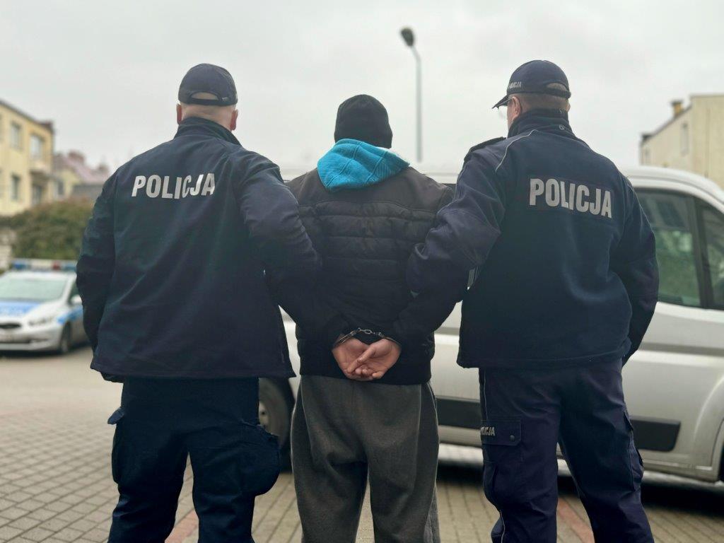 Trzymał marihuanę w słoikach i hodował konopie. Bytowscy policjanci zatrzymali 34-latka