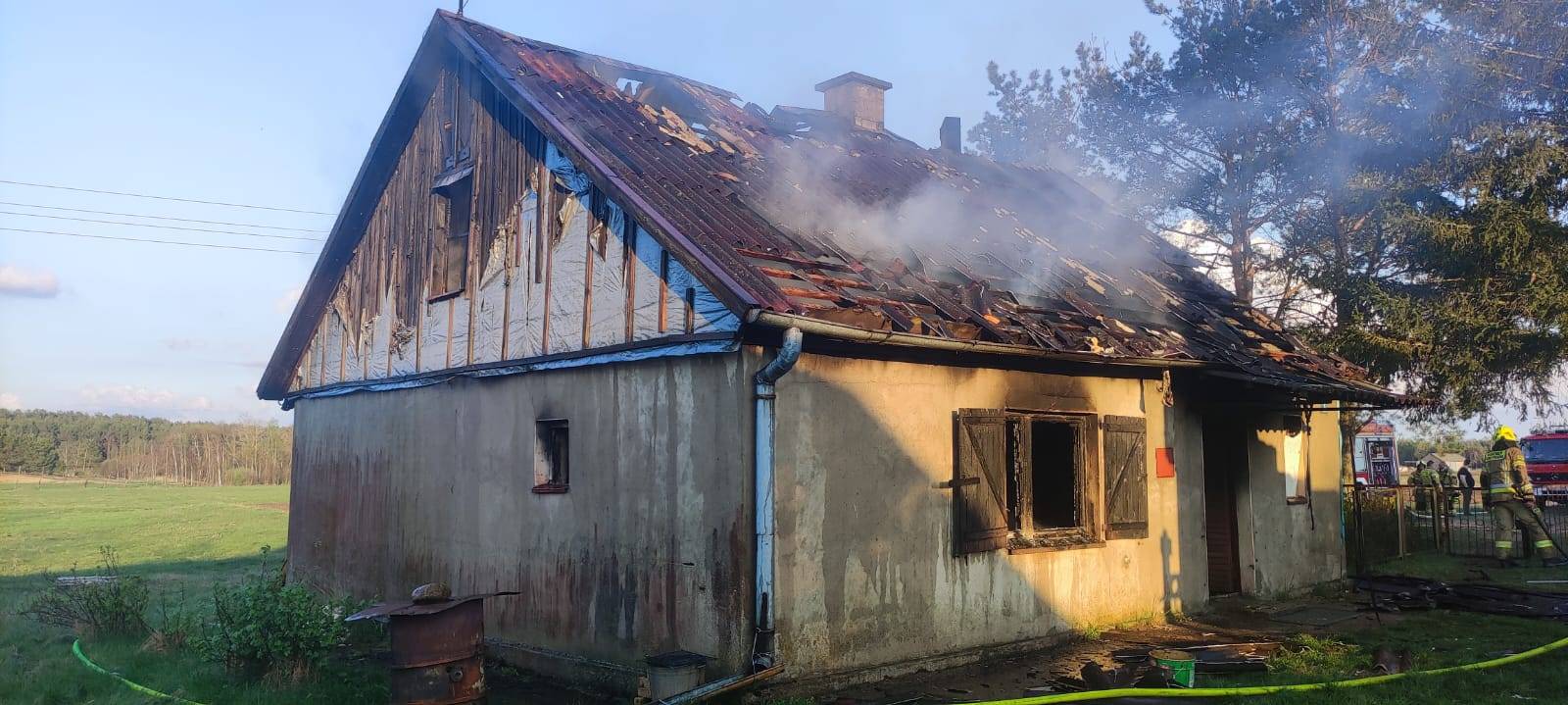 Tragedia rodziny z Sątoczna w gminie Lipnica. Wczoraj (22.04.) stracili w pożarze dom i dorobek życia