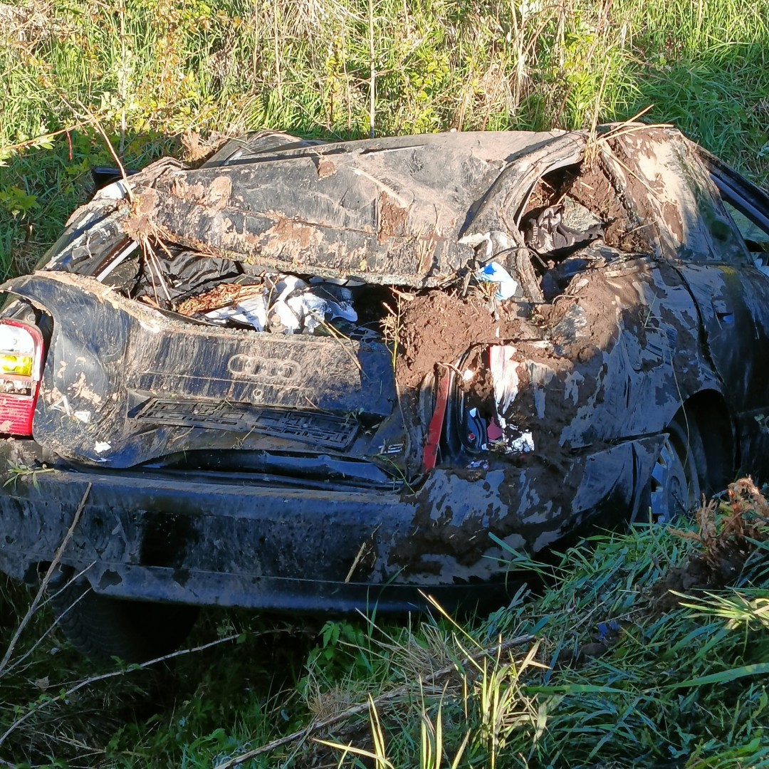 Poważny wypadek w gminie Studzienice. Dwoje nastolatków trafiło do szpitala po dachowaniu