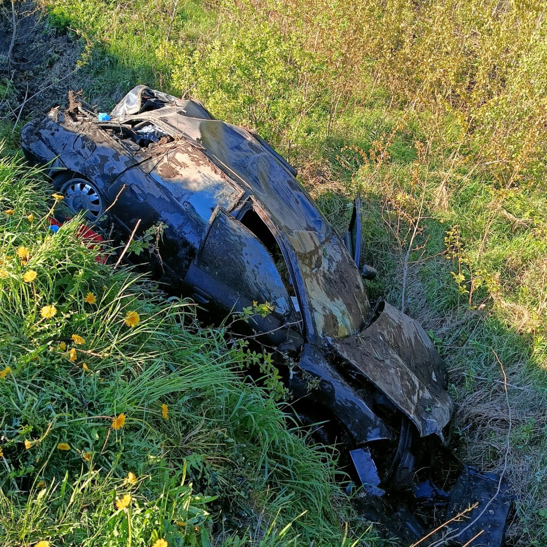 Poważny wypadek w gminie Studzienice. Dwoje nastolatków trafiło do szpitala po dachowaniu