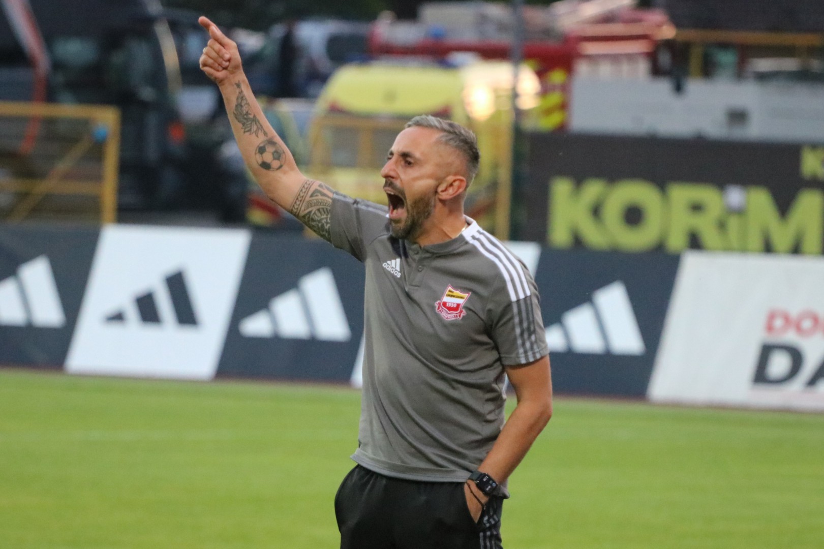 Jakub Romanik z Człuchowa z pierwszym golem w barwach Chojniczanki, a trener Damian Nowak z nowym kontraktem