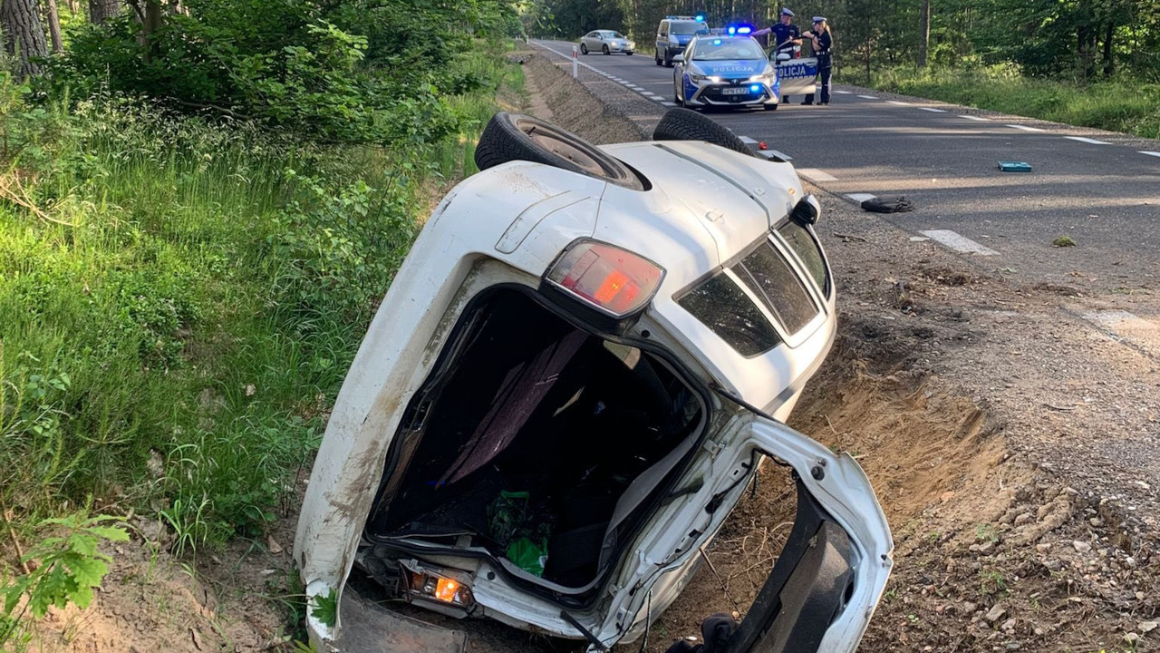Dachowanie opla na drodze powiatowej w okolicach Jasienia w gminie Czarna Dąbrówka. Kierowca był pijany