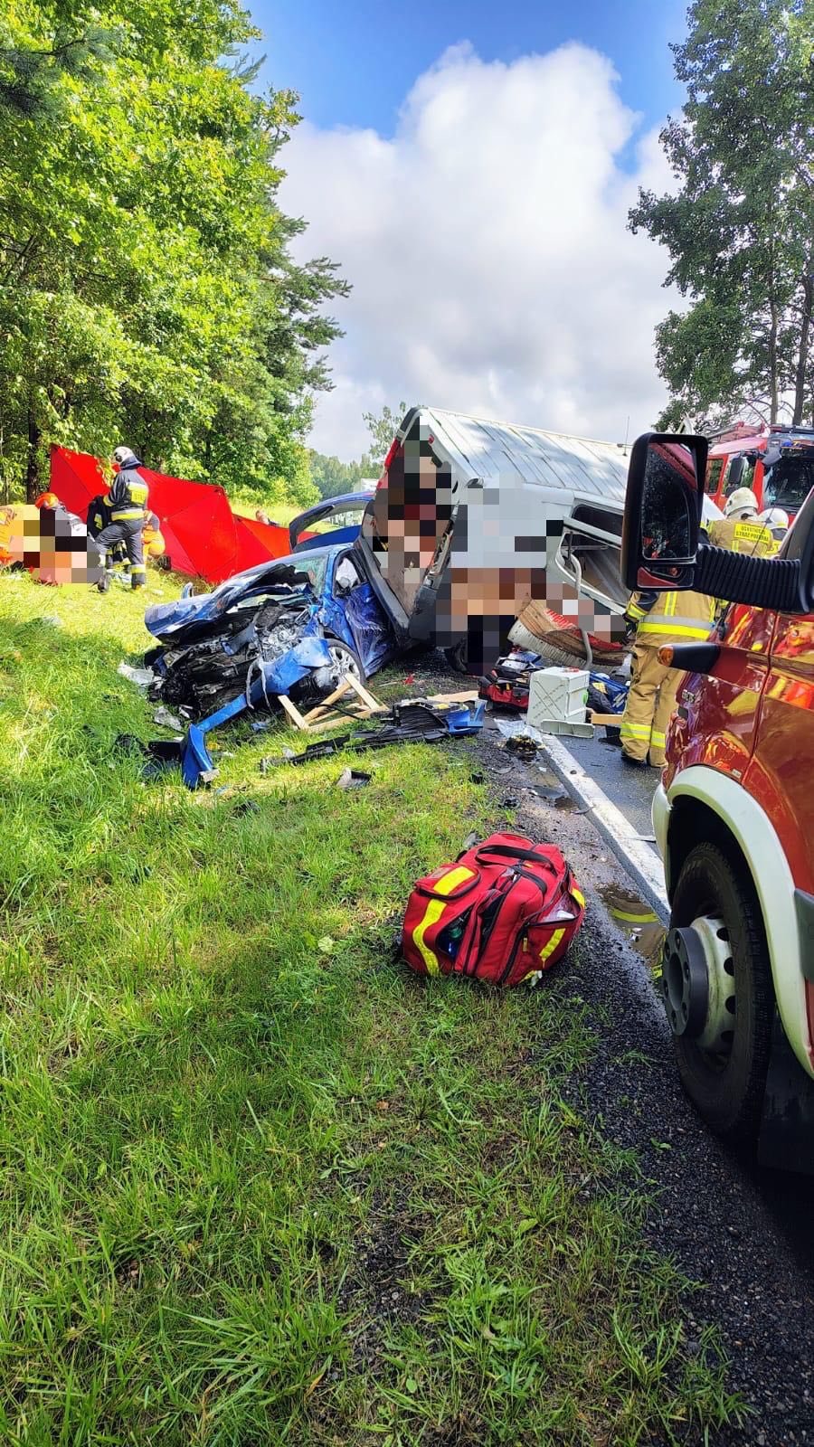 Tragiczny wypadek na DK 25 w Stołcznie w gminie Człuchów. Nie żyje jedna osoba, pięć jest rannych (AKTUALIZACJA, FOTO)