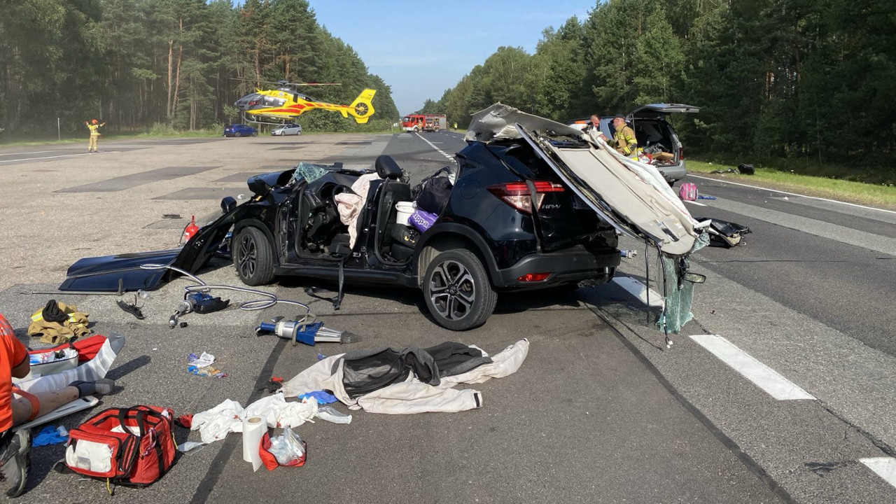 Zderzenie dwóch aut na drodze krajowej 25 koło Sporysza. Siedem osób trafiło do szpitali (FOTO, AKTUALIZACJA)