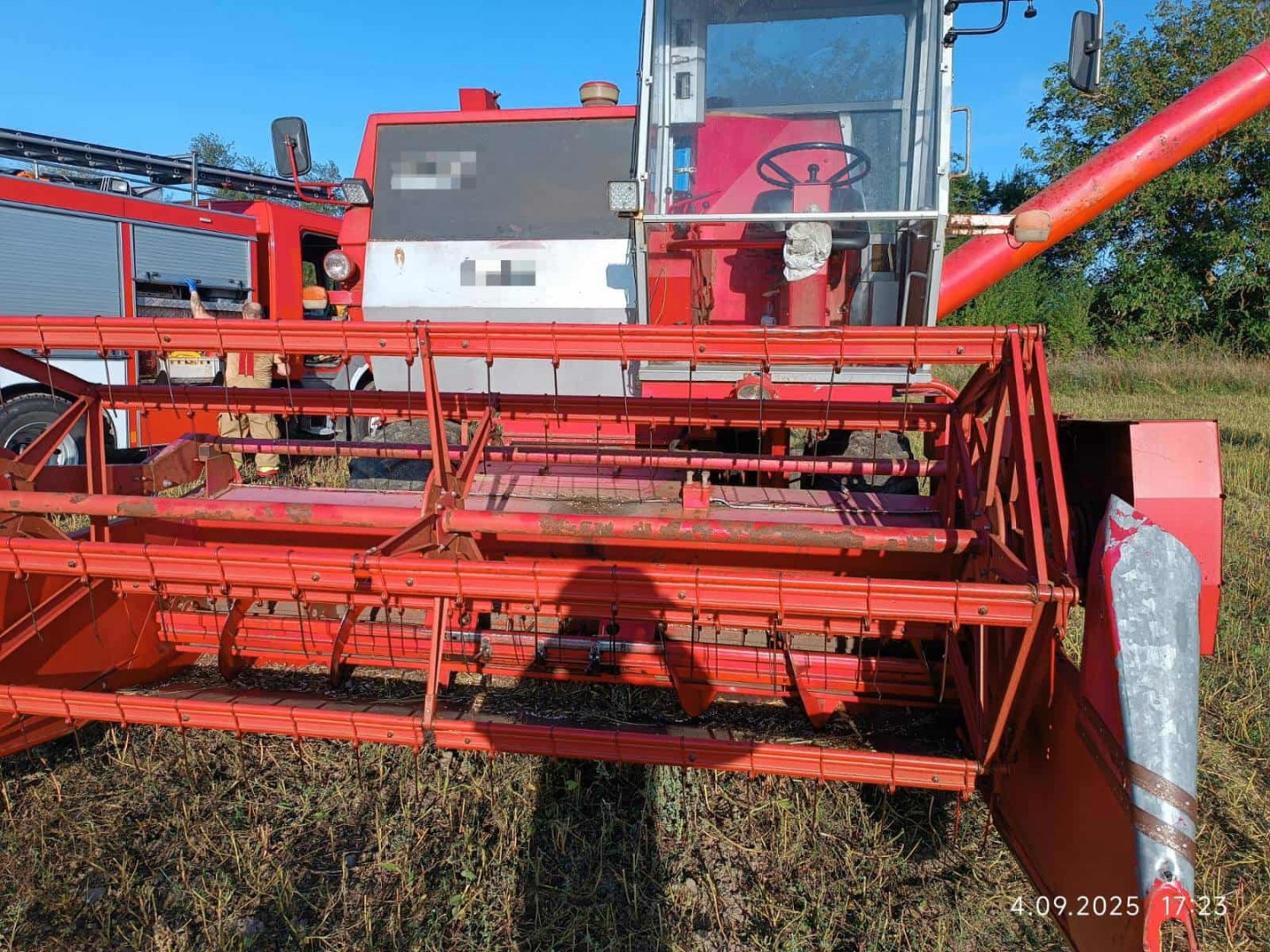 Wypadek w trakcie żniw w Czarnem. Podajnik kombajnu wciągnął stopę operatora maszyny