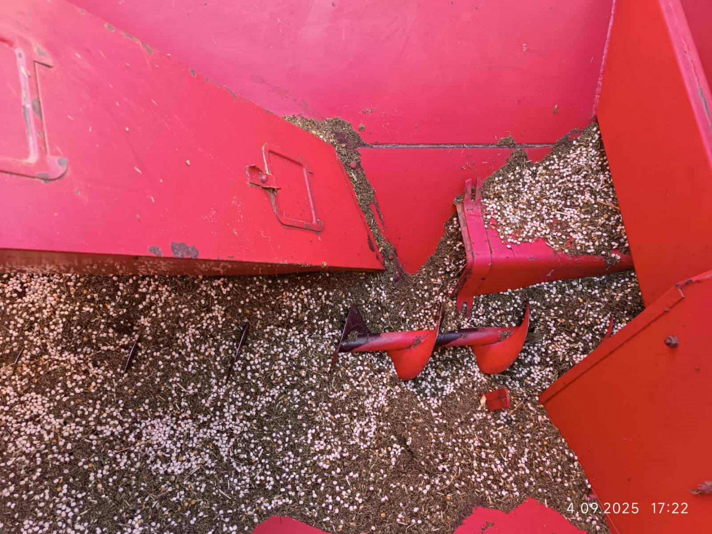 Wypadek w trakcie żniw w Czarnem. Podajnik kombajnu wciągnął stopę operatora maszyny