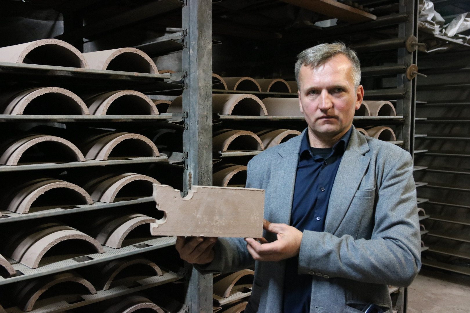 Mieszkańcy mówią o dymie i sadzy, właściciel o tradycyjnej technologii. Spór wokół zakładu ceramicznego w Starym Gronowie (REPORTAŻ, FOTO)