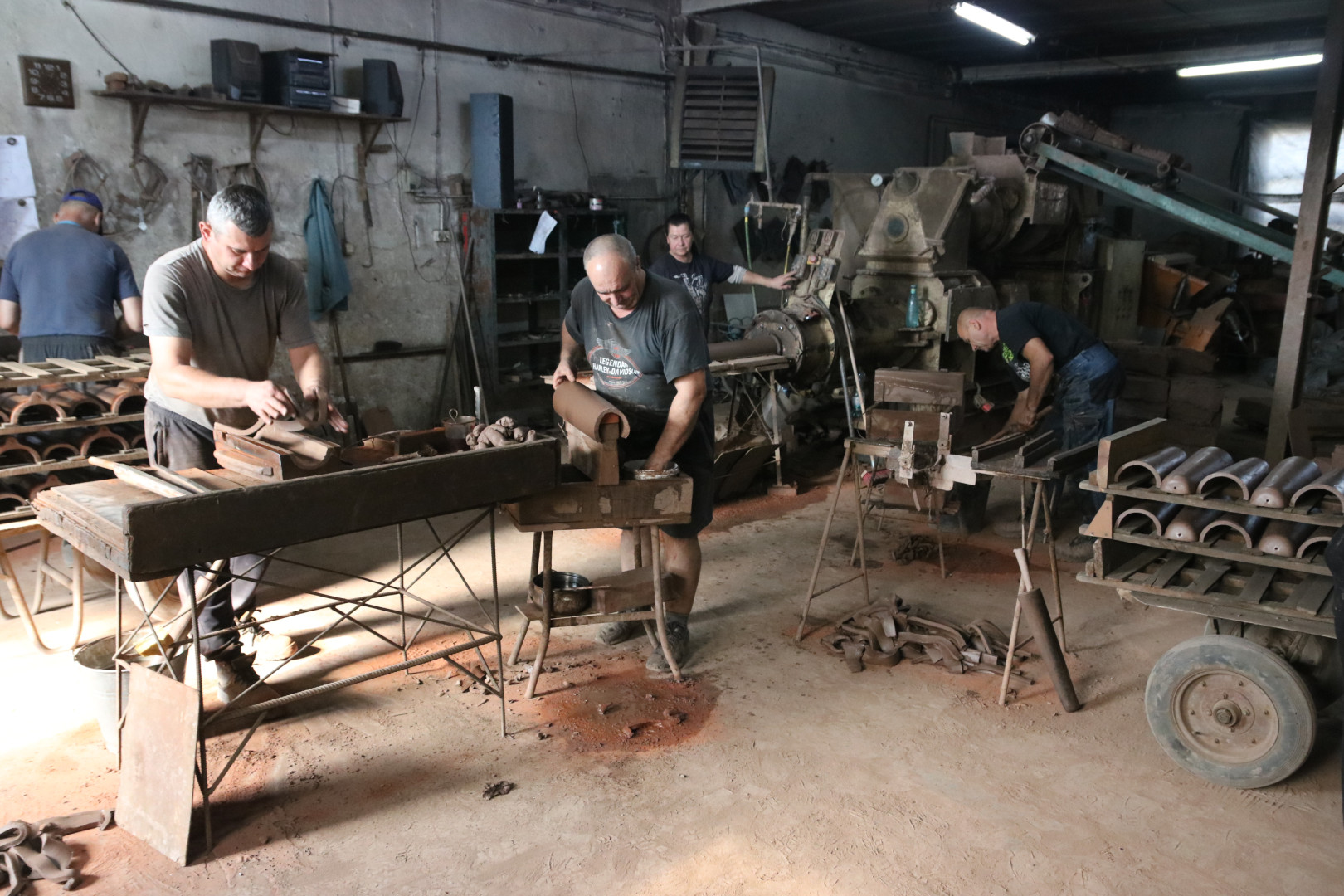 Mieszkańcy mówią o dymie i sadzy, właściciel o tradycyjnej technologii. Spór wokół zakładu ceramicznego w Starym Gronowie (REPORTAŻ, FOTO)