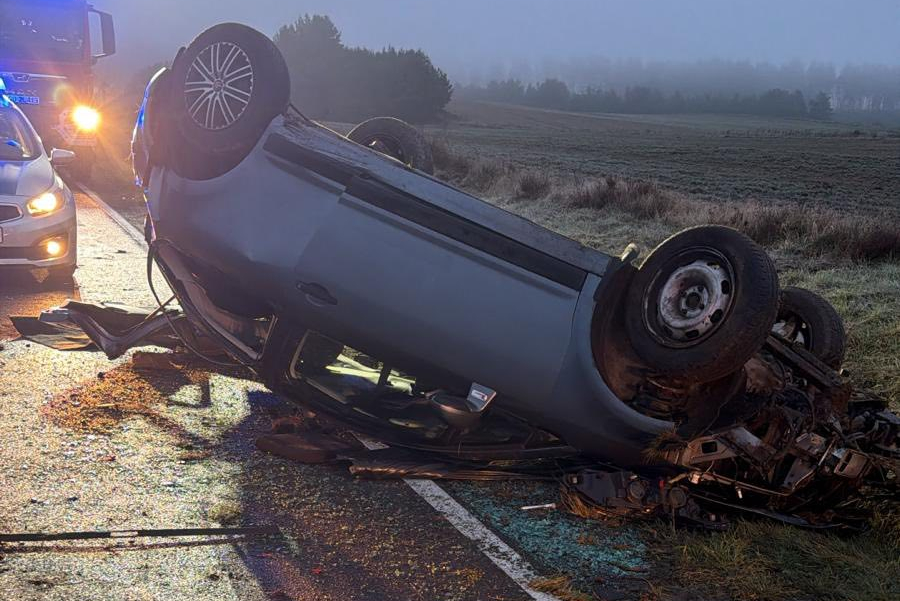 Dachowanie osobówki na drodze wojewódzkiej 212 w gminie Lipnica. Autem kierował obcokrajowiec z zakazem prowadzenia