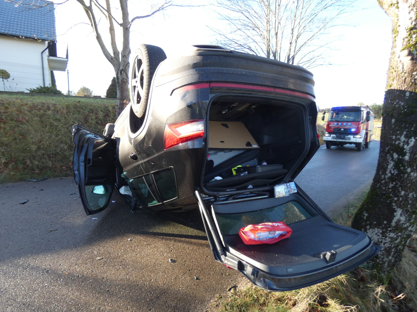 Wypadek na trasie Niedamowo - Wielki Podleś w powiecie kościerskim. Policja poszukuje świadków zdarzenia