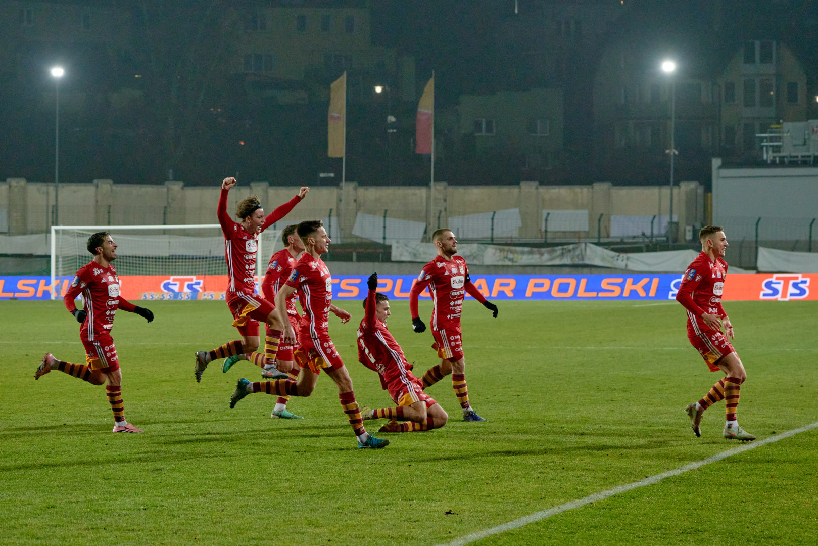 "Niech żałują ci, którzy nie przyszli". Przeżyjmy to jeszcze raz. Posłuchajcie reportażu o tym, jak Chojniczanka ograła Koronę Kielce
