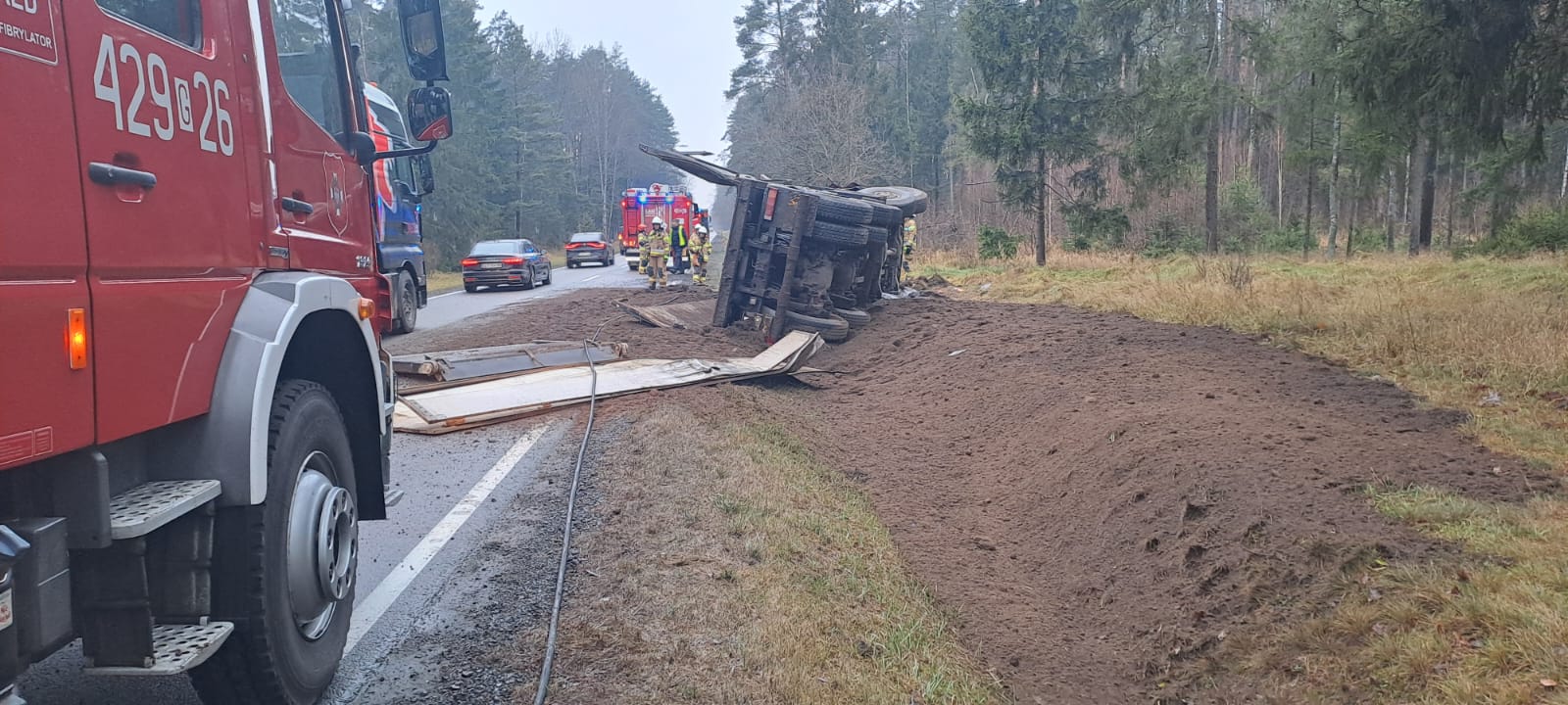 Ciężarówka wjechała do rowu za Rzeczenicą. Kierowca trafił do szpitala. "Z niewyjaśnionych jeszcze przyczyn zjechał z jezdni" (FOTO)