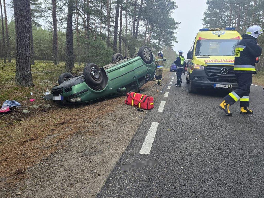 Dachowanie na drodze wojewódzkiej 236 w pobliżu Drzewicza, w gminie Chojnice. Kierująca trafiła do szpitala (AKTUALIZACJA)