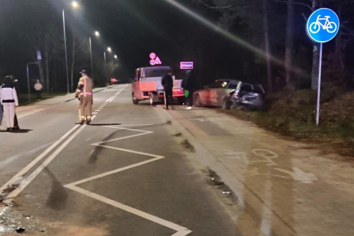 Zderzenie czterech pojazdów w Złotowie koło Czerska. Sprawca najechał na auto przed sobą i zjechał na przeciwległy pas ruchu