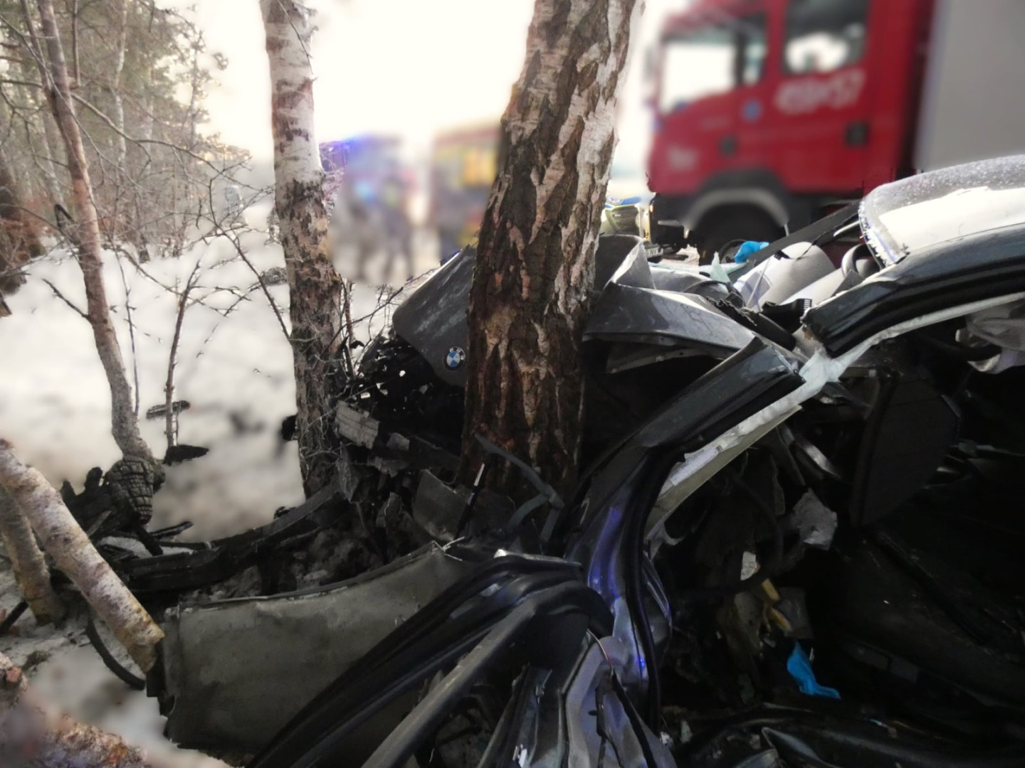 Wypadek drogowy na trasie Nowa Kiszewa - Dębogóry w powiecie kościerskim. Kierowca bmw uderzył w drzewo