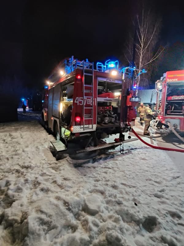 Pożar na terenie jednego z ośrodków wypoczynkowych we Wdzydzach Tucholskich. Paliło się poddasze budynku